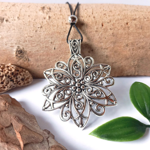 Kette mit großem blume - blume, /